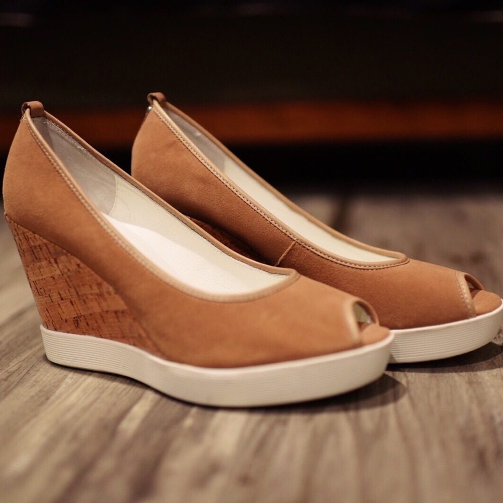 Donald J. Pliner Wedges